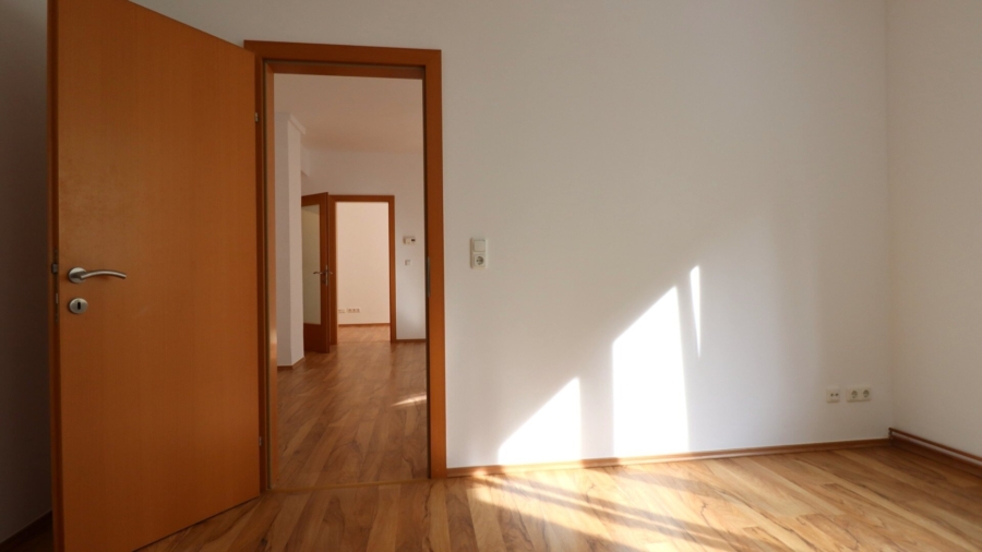 Sonnige 3-Zimmer-Wohnung mit Süd-Balkon im beliebten Nibelungenviertel – € 299.000,- - Schlafzimmer_Blick Wohnzimmer (634504)