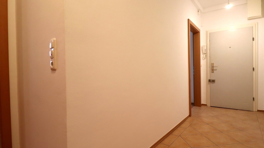 Sonnige 3-Zimmer-Wohnung mit Süd-Balkon im beliebten Nibelungenviertel – € 299.000,- - Vorzimmer_Blick Eingang (634509)
