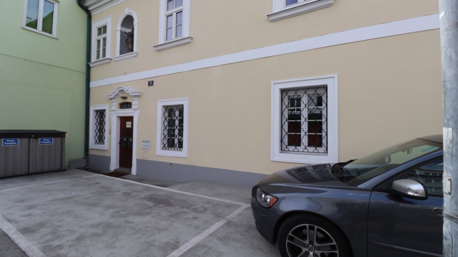 Anlageobjekt mit Potential: Historisches Stadthaus im Stadtzentrum von Wiener Neustadt - Stellplätze (629211)