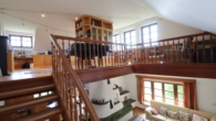 Großzügiges Wohnen im Landhausstil mit Naturgarten in Ausblickslage - Bild