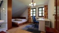 Großzügiges Wohnen im Landhausstil mit Naturgarten in Ausblickslage - Bild