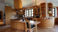 Großzügiges Wohnen im Landhausstil mit Naturgarten in Ausblickslage - Bild