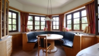 Großzügiges Wohnen im Landhausstil mit Naturgarten in Ausblickslage - Bild