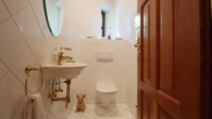 Großzügiges Wohnen im Landhausstil mit Naturgarten in Ausblickslage - Bild