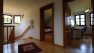 Großzügiges Wohnen im Landhausstil mit Naturgarten in Ausblickslage - Bild