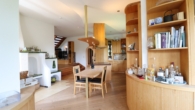 Großzügiges Wohnen im Landhausstil mit Naturgarten in Ausblickslage - Bild
