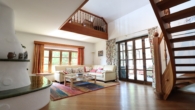Großzügiges Wohnen im Landhausstil mit Naturgarten in Ausblickslage - Bild