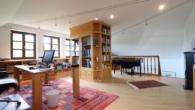 Großzügiges Wohnen im Landhausstil mit Naturgarten in Ausblickslage - Bild