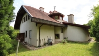 Großzügiges Wohnen im Landhausstil mit Naturgarten in Ausblickslage - Bild