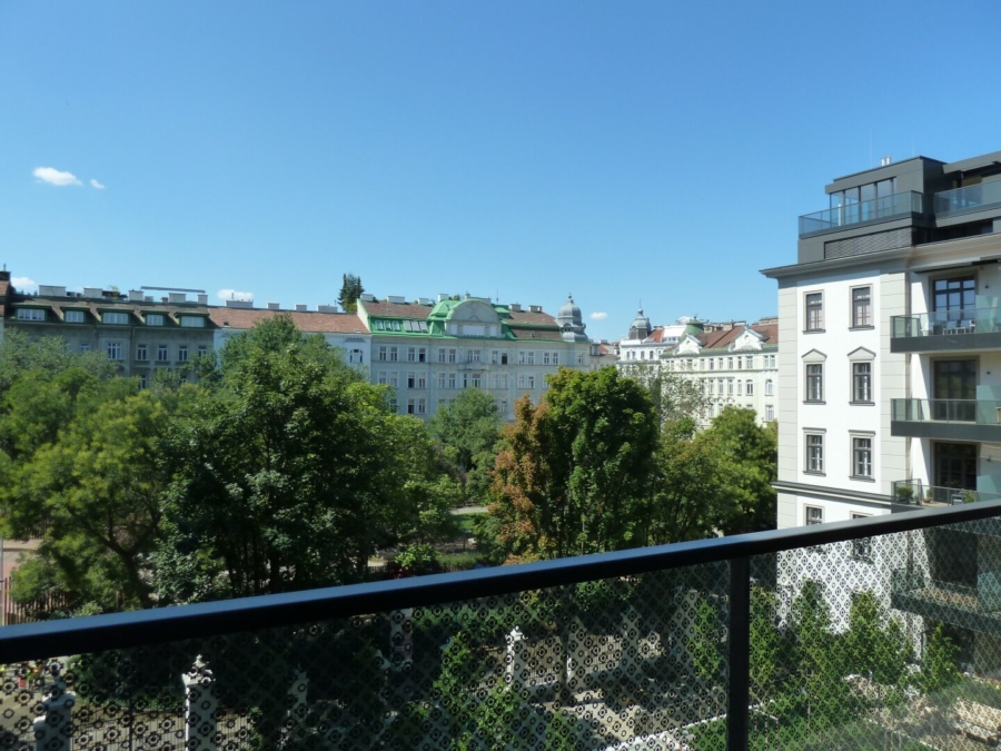 Stilvolles Wohnen mit Parkblick - Titelbild (671142)