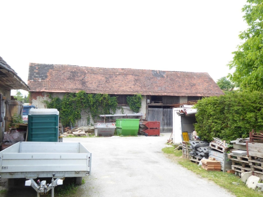 Solides Anlageobjekt – Wohnhaus mit vier Wohneinheiten und Ausbaupotential, Baulagerplatz mit Lagerhallen und Reserven - Bild (670572)