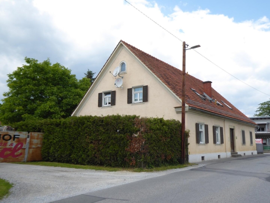 Solides Anlageobjekt – Wohnhaus mit vier Wohneinheiten und Ausbaupotential, Baulagerplatz mit Lagerhallen und Reserven - Bild (670570)