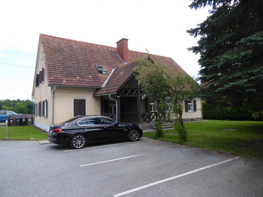 Solides Anlageobjekt – Wohnhaus mit vier Wohneinheiten und Ausbaupotential, Baulagerplatz mit Lagerhallen und Reserven - Titelbild (670567)