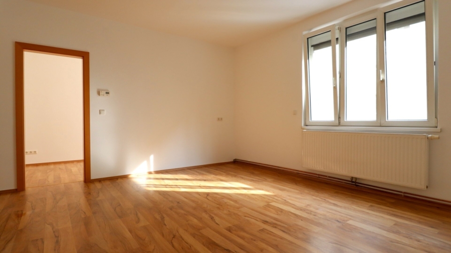 Sonnige 3-Zimmer-Wohnung mit Süd-Balkon im Nibelungenviertel - Wohnzimmer_Blick Kabinet (626232)