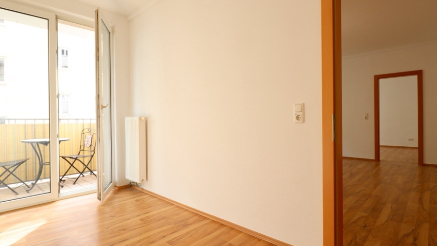 Sonnige 3-Zimmer-Wohnung mit Süd-Balkon im Nibelungenviertel - Kabinet_Blick Wohnzimmer (626235)