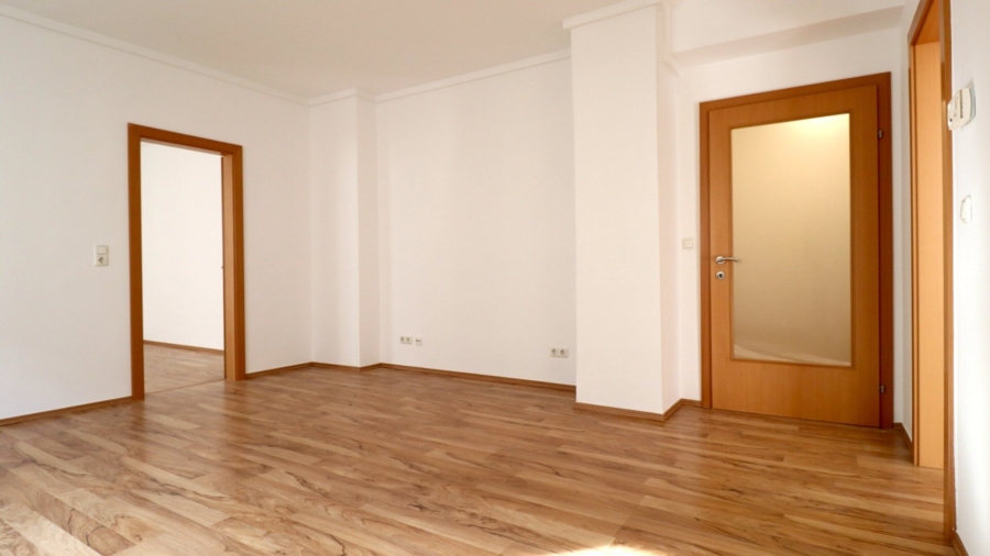 Sonnige 3-Zimmer-Wohnung mit Süd-Balkon im Nibelungenviertel - Wohnzimmer_Blick Schlafzimmer (626230)
