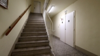 Sonnige 3-Zimmer-Wohnung mit Süd-Balkon im Nibelungenviertel - Stiegenhaus