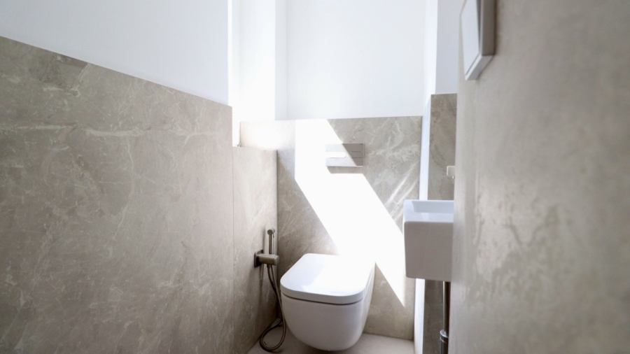 Hochwertig ausgestattete Dachgeschosswohnung auf zwei Ebenen nahe Taubstummengasse - Gäste WC (677111)
