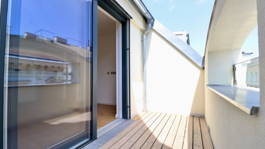Hochwertig ausgestattete Dachgeschosswohnung auf zwei Ebenen nahe Taubstummengasse - Terrasse - Untere Wohnebene (677105)