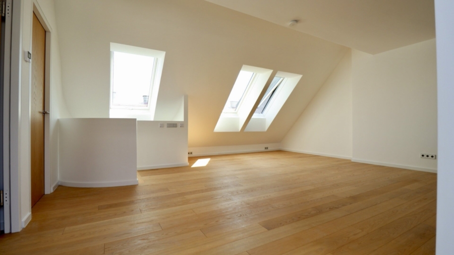 Hochwertig ausgestattete Dachgeschosswohnung auf zwei Ebenen nahe Taubstummengasse - Wohn/ Essbereich - Obere Wohnebene (677093)