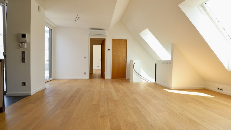 Hochwertig ausgestattete Dachgeschosswohnung auf zwei Ebenen nahe Taubstummengasse - Wohn/ Essbereich - Blick Master Bedroom (677094)