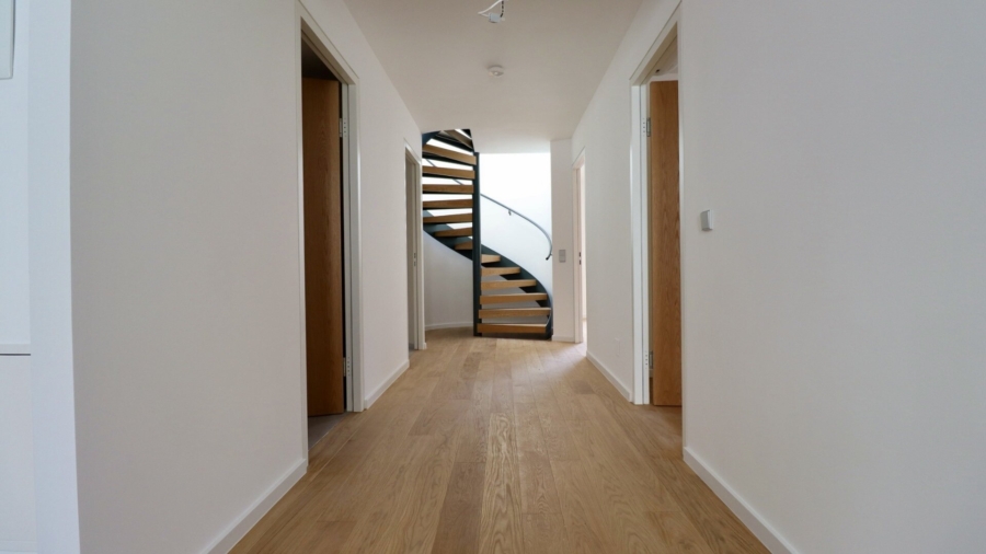 Hochwertig ausgestattete Dachgeschosswohnung auf zwei Ebenen nahe Taubstummengasse - Vorraum - Treppenaufgang Obere Wohnebene (677110)