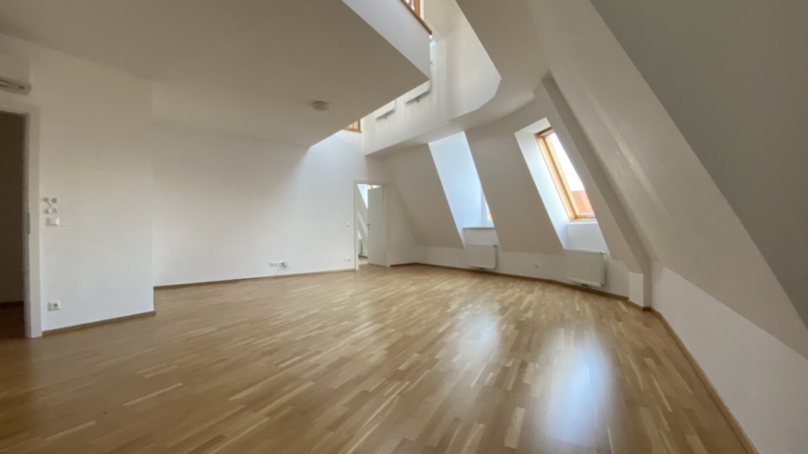 Großzügige Penthouse-Maisonette mit Dachterrasse - Wohnraum mit Galerie (626317)