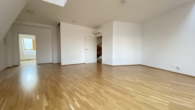 Großzügige Penthouse-Maisonette mit Dachterrasse - Wohnraum - Blick Küche/ Eingangsbereich
