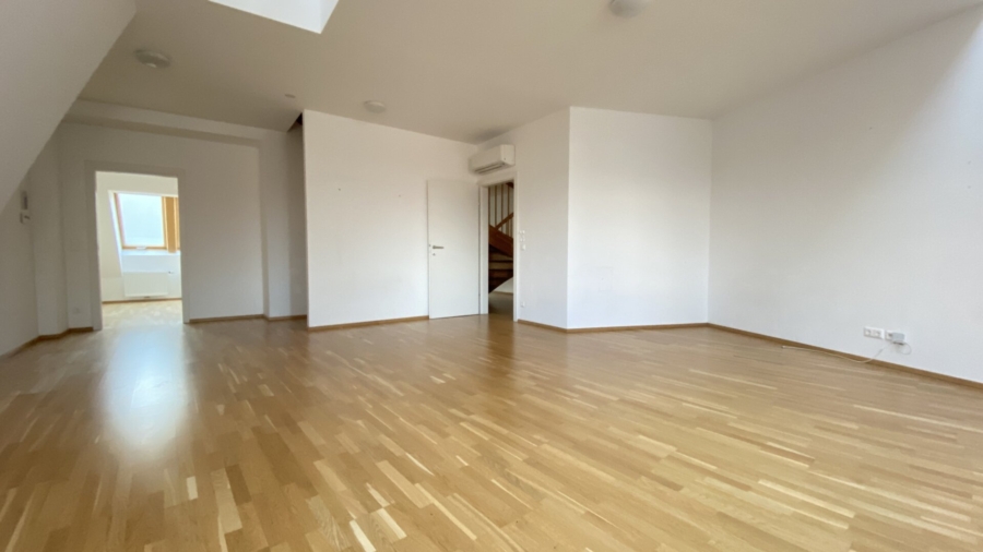 Großzügige Penthouse-Maisonette mit Dachterrasse - Wohnraum - Blick Küche/ Eingangsbereich (626318)
