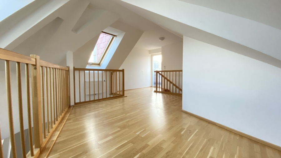 Großzügige Penthouse-Maisonette mit Dachterrasse - Galerie - - Blick Ausgang Terrasse (626328)