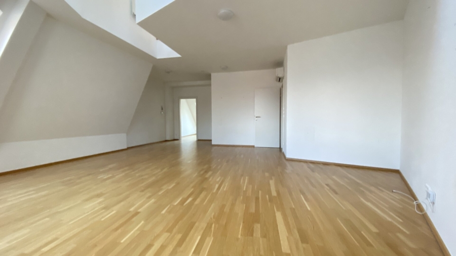 Großzügige Penthouse-Maisonette mit Dachterrasse - Wohnraum - Blick Küche (626319)