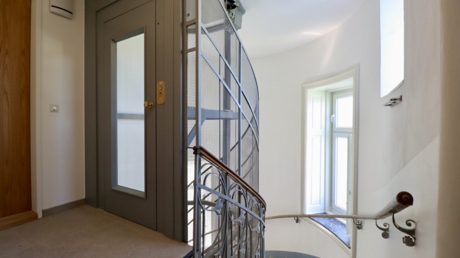 Repräsentatives Wohnen auf zwei Ebenen mit zwei Terrassen in 1040 Wien - Stiegenhaus (677143)
