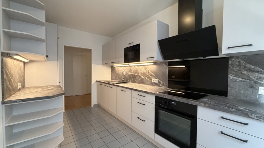 Großzügige, helle 3-Zimmerwohnung in Top-Lage - Küche_Blick Entrée (679345)