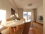 Wohnzimmer - Chice, vollmöblierte Mietwohnung: West-Terrasse/ Fernblick/ U-Bahnnähe/ Stellplatz optional