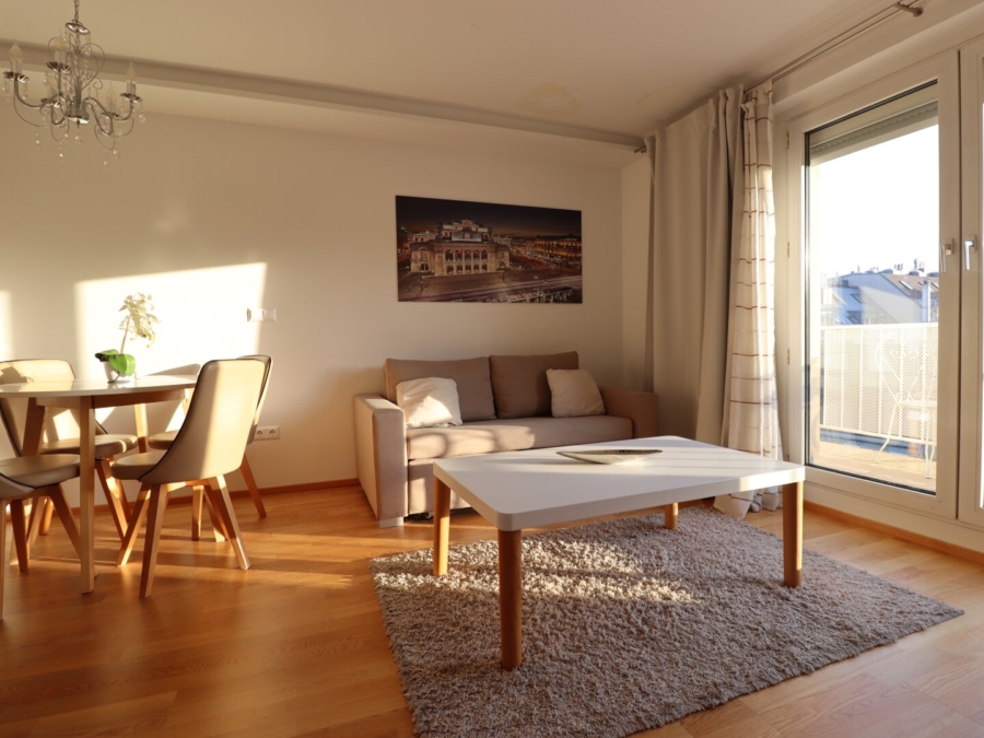 Chice, vollmöblierte Mietwohnung: West-Terrasse/ Fernblick/ U-Bahnnähe/ Stellplatz optional - Wohnzimmer (675309)
