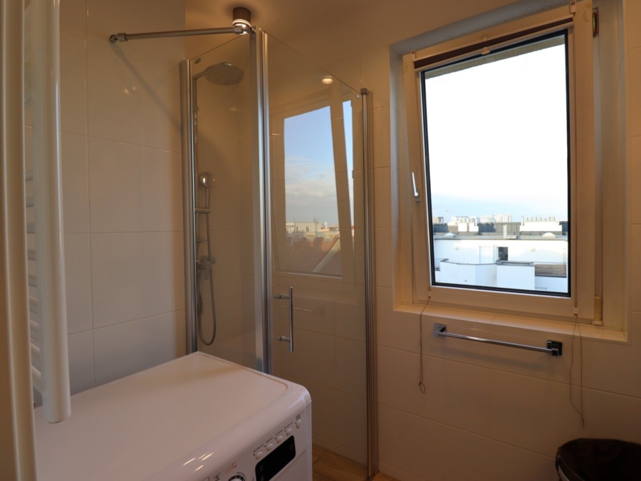 Chice, vollmöblierte Mietwohnung: West-Terrasse/ Fernblick/ U-Bahnnähe/ Stellplatz optional - Badezimmer mit Stadtblick (675318)