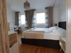 Schlafzimmer - Chice, vollmöblierte Mietwohnung: West-Terrasse/ Fernblick/ U-Bahnnähe/ Stellplatz optional
