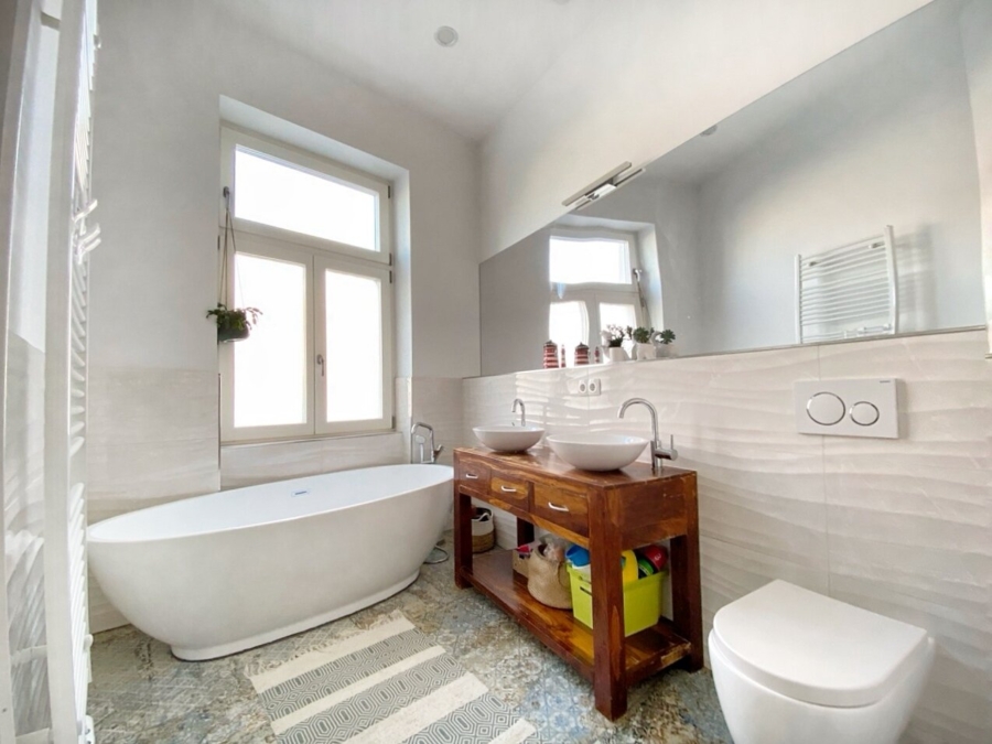 Luxuriöse 4-Zimmer-Wohnung in stilvollem Altbau - Badezimmer (674192)