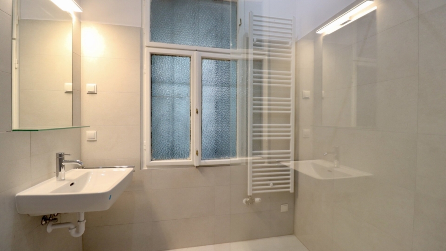 Altbaucharme trifft modernes Wohnen – Top sanierter Erstbezug - Badezimmer (676875)