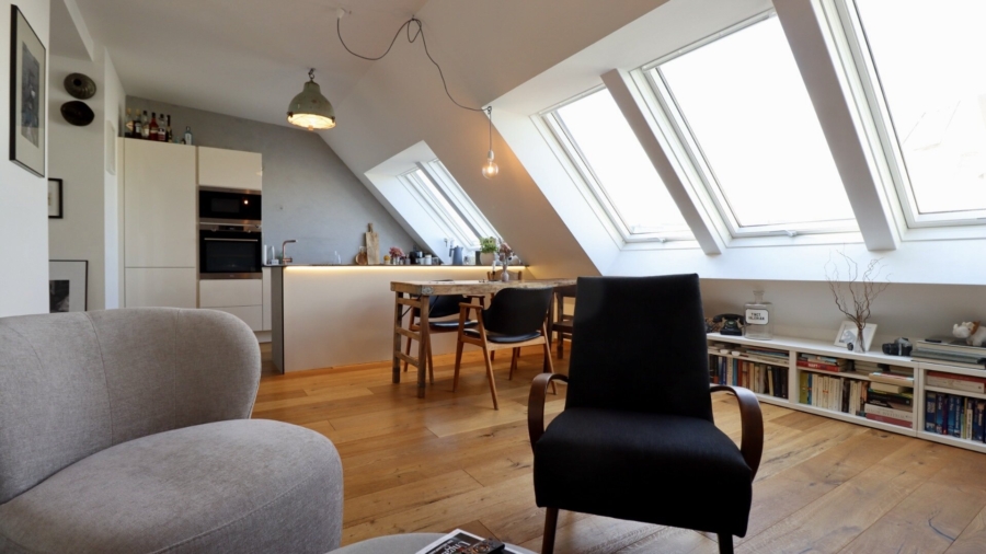 Penthouse-Feeling im Altbau – 108 m² Moderne Maisonette mit 12 m² Terrasse und Grünblick - Wohnbereich_Blick Wohnküche (677829)