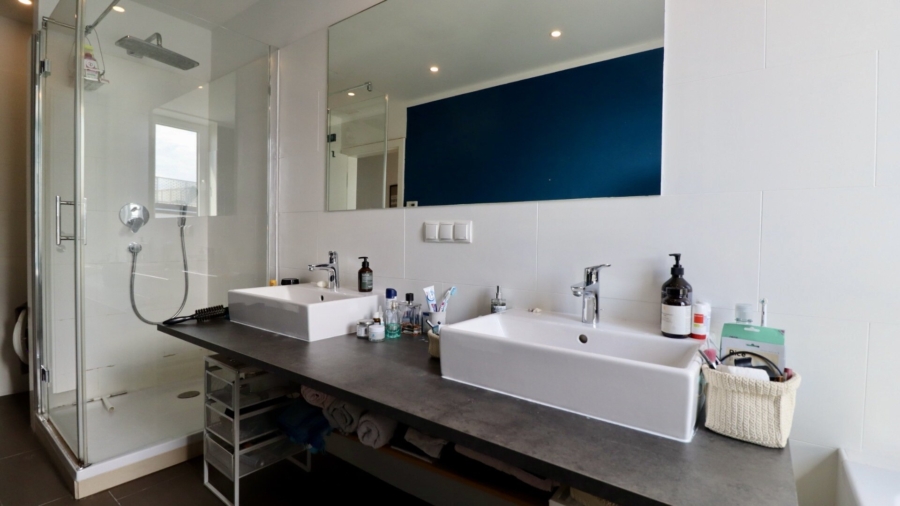 Penthouse-Feeling im Altbau – 108 m² Moderne Maisonette mit 12 m² Terrasse und Grünblick - Badezimmer_Dusche (677835)