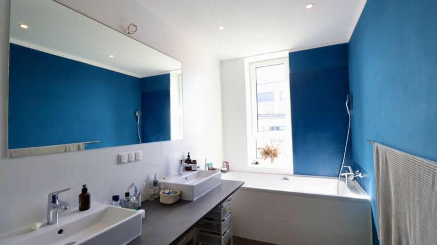 Penthouse-Feeling im Altbau – 108 m² Moderne Maisonette mit 12 m² Terrasse und Grünblick - Badezimmer_Badewanne (677834)