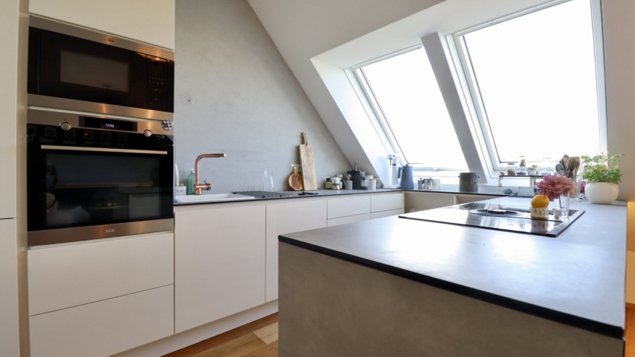 Penthouse-Feeling im Altbau – 108 m² Moderne Maisonette mit 12 m² Terrasse und Grünblick - Wohnküche (677825)