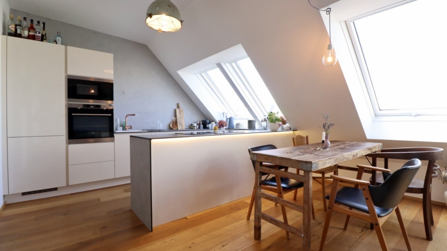 Penthouse-Feeling im Altbau – 108 m² Moderne Maisonette mit 12 m² Terrasse und Grünblick - Wohnküche (677824)