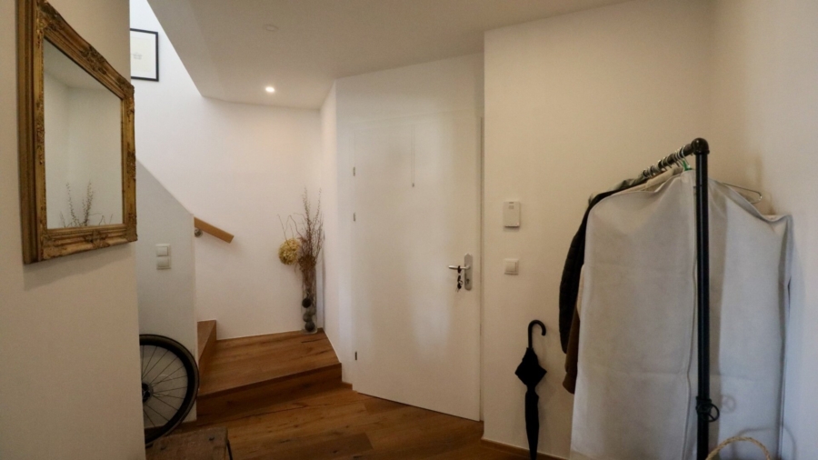 Penthouse-Feeling im Altbau – 108 m² Moderne Maisonette mit 12 m² Terrasse und Grünblick - Entrée (677838)