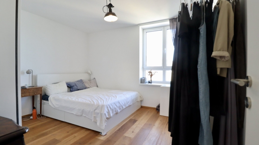 Penthouse-Feeling im Altbau – 108 m² Moderne Maisonette mit 12 m² Terrasse und Grünblick - Schlafzimmer (677831)