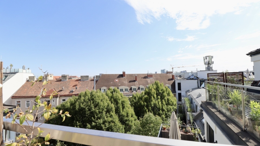 Penthouse-Feeling im Altbau – 108 m² Moderne Maisonette mit 12 m² Terrasse und Grünblick - Grünblick_Innenhof (677843)