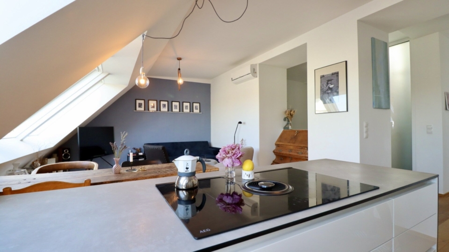 Penthouse-Feeling im Altbau – 108 m² Moderne Maisonette mit 12 m² Terrasse und Grünblick - Wohnküche_Blick Wohnbereich (677826)