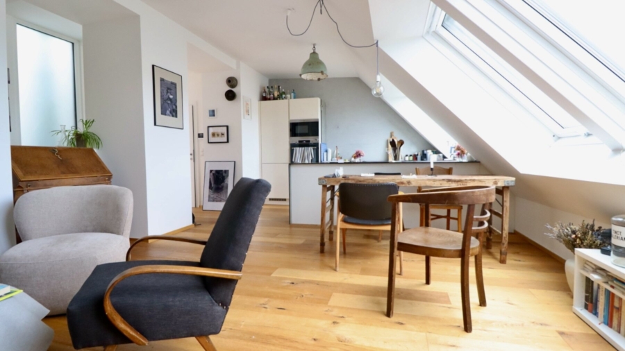 Dachgeschoss-Maisonette mit Sonnenterrasse & Grünblick | 108 m² Wohnkomfort über den Dächern Wiens - Wohnzimmer (676995)