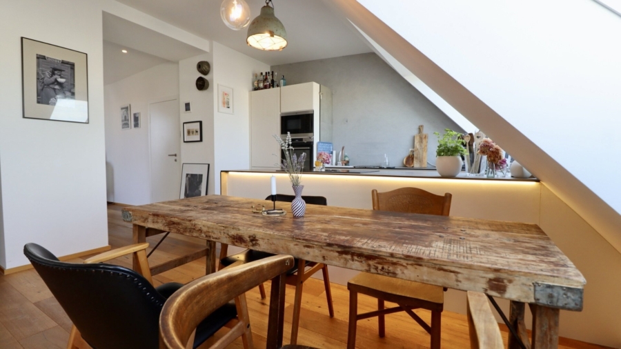 Penthouse-Feeling im Altbau – 108 m² Moderne Maisonette mit 12 m² Terrasse und Grünblick - Essbereich (677828)